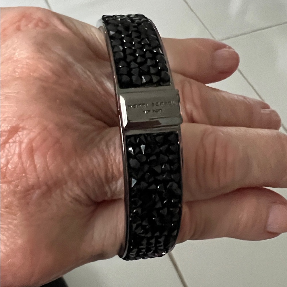 HENRI BENDEL NWOT GUN METAL OVAL BLACK ROCKS BRACELET